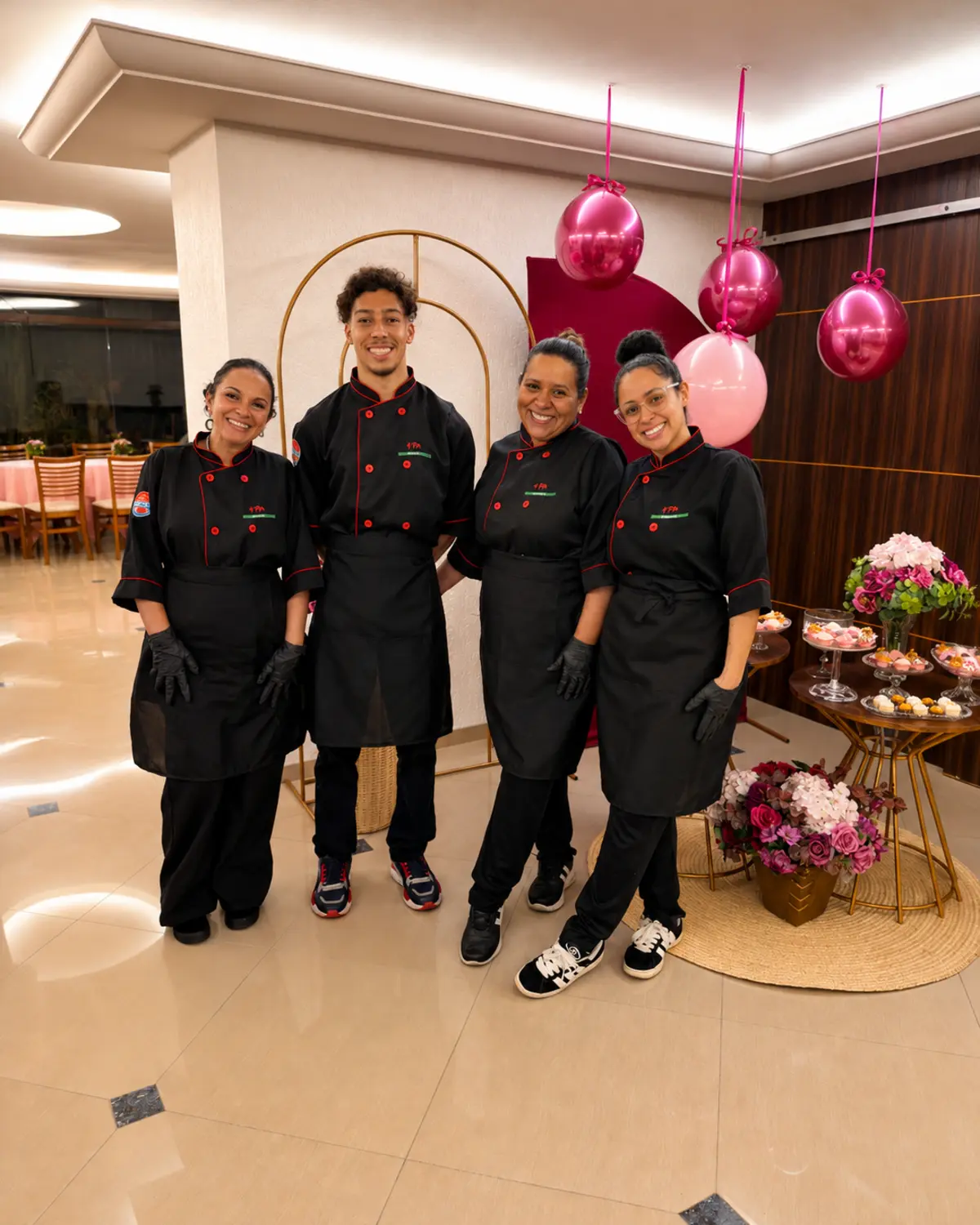 Equipe da Fatia Perfeita uniformizada durante um evento