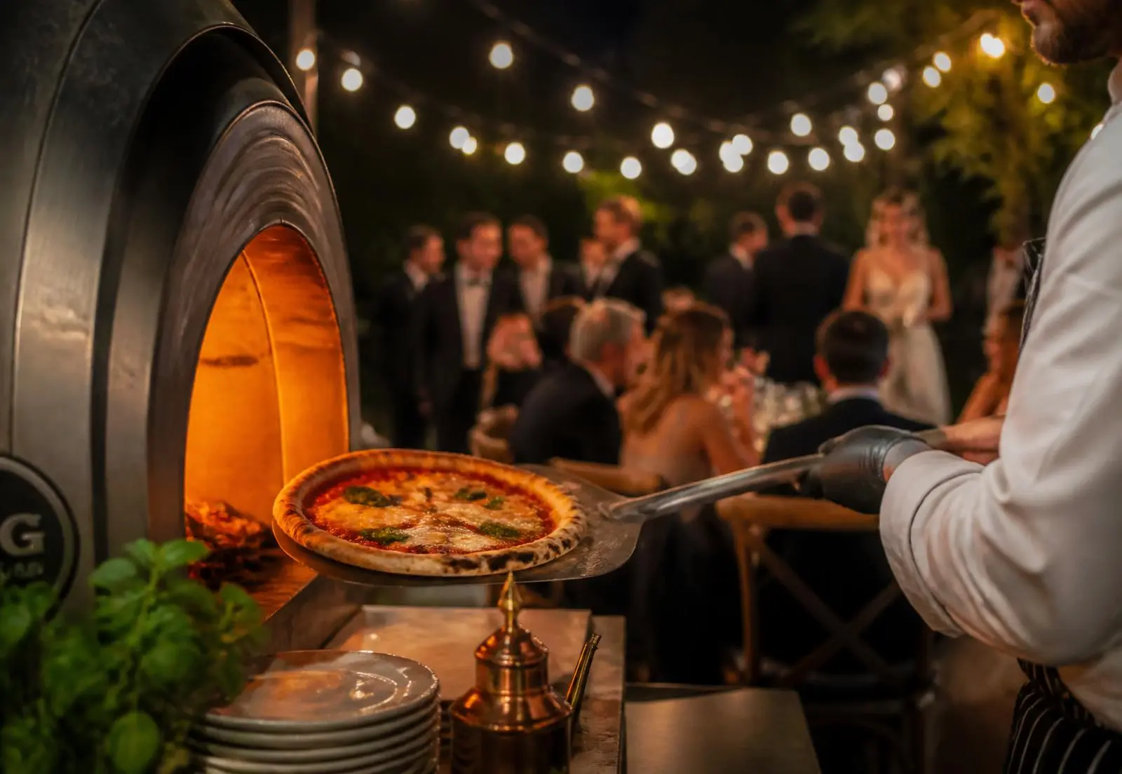 Pizza artesanal sendo servida durante um evento da Fatia Perfeita
