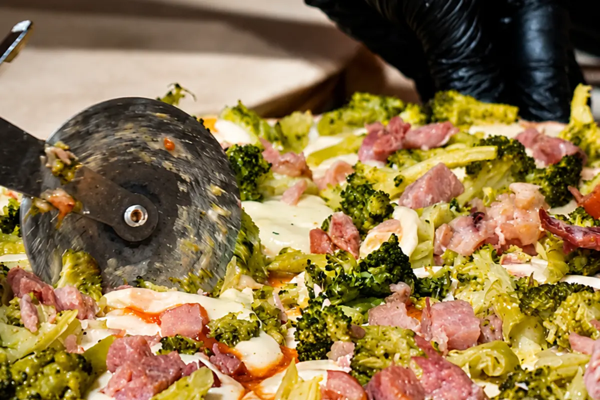 Pizza sendo servida durante uma celebração