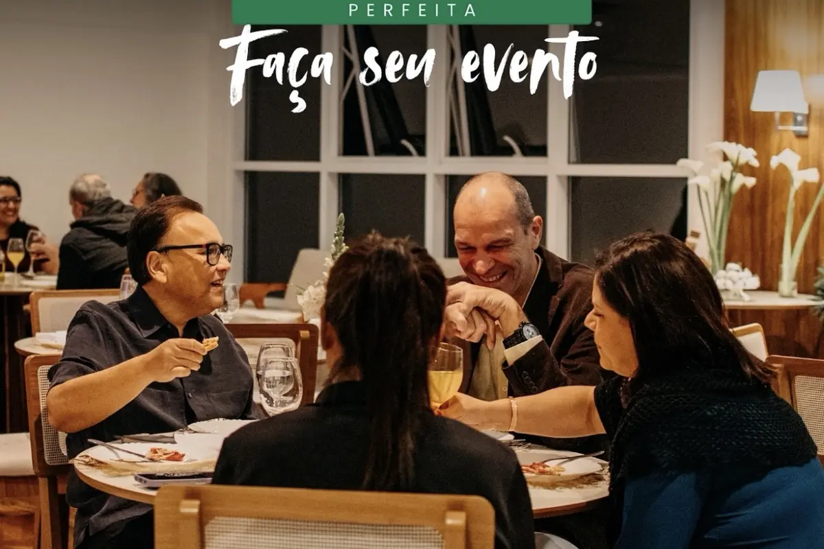 Convidados à mesa durante um evento