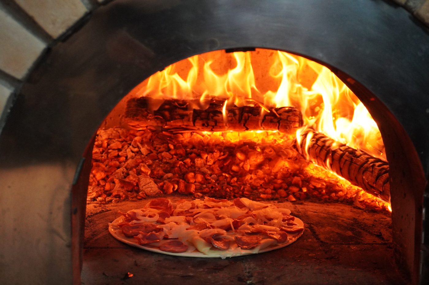 Pizza de calabresa assando no forno durante o evento